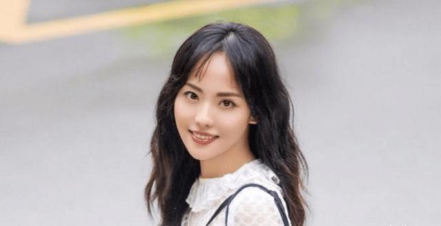 「杜淳」她与杜淳恋爱7年，分手后嫁给富二代，今生两个孩子后仍少女感十足