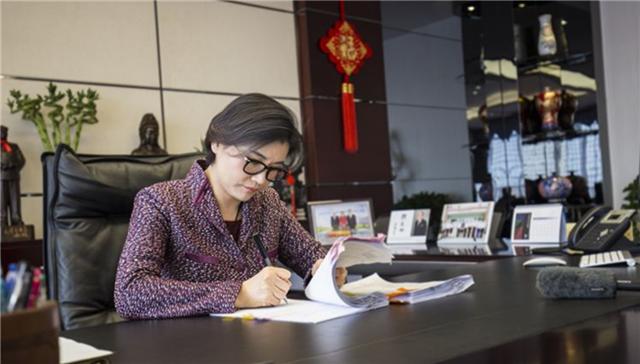 周群|先嫁给老板，后嫁给司机，她靠“一块玻璃”赚了427亿成首富