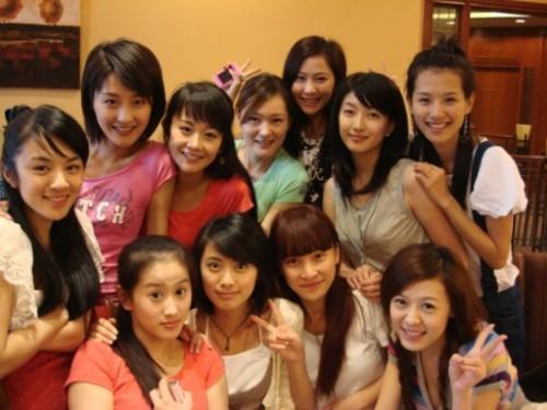 「江疏影」李金铭大学时期就是漫画脸，又甜又灵，江疏影在身后被秒成了路人