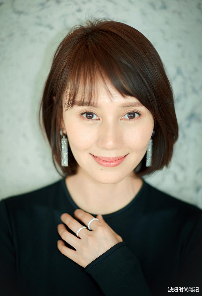 发型|女人过了40岁尽量少烫“大妈卷”，试试这4种发型，时髦显气质