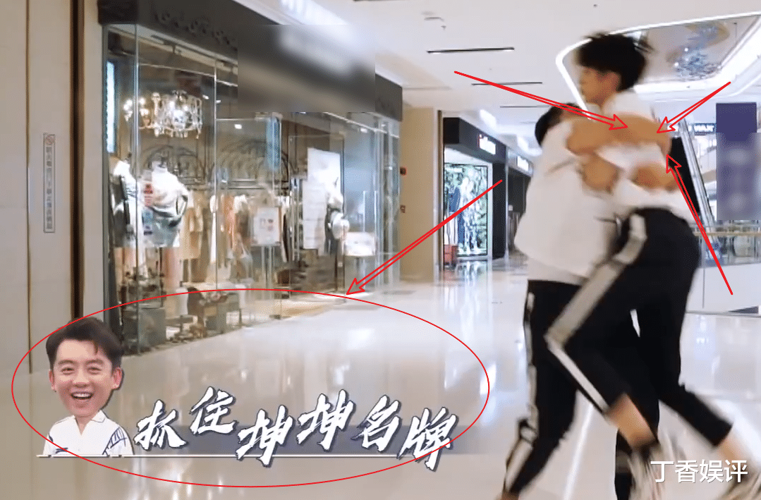 「郑恺」《跑男》郑恺被蔡徐坤撕了，看清郑恺袖子后，是不是做戏一望而知