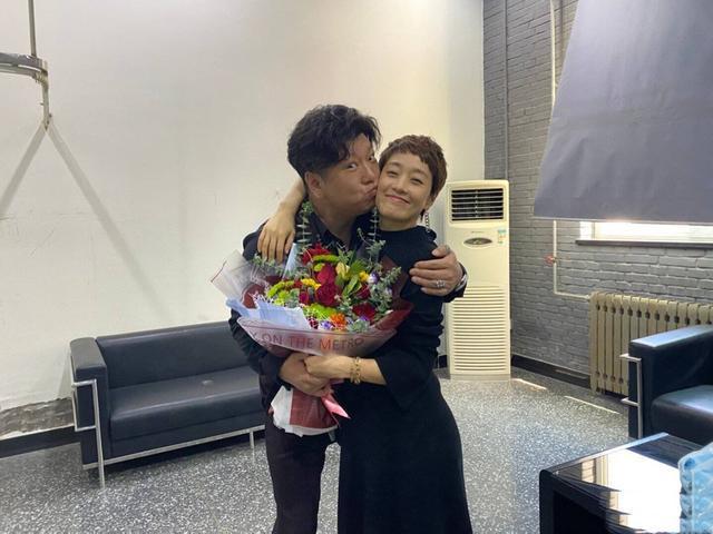 「马伊琍」马伊琍有新恋情？与神秘男约会被捏脸，亲密动作不断