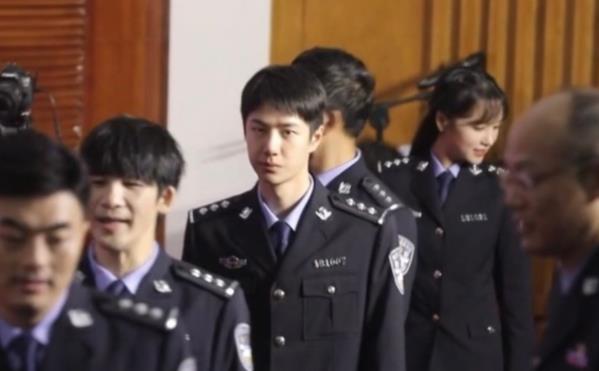 头围|《天天向上》兄弟齐穿警服，当王一博和钱枫同框，镜头拉近：这头围认真的？