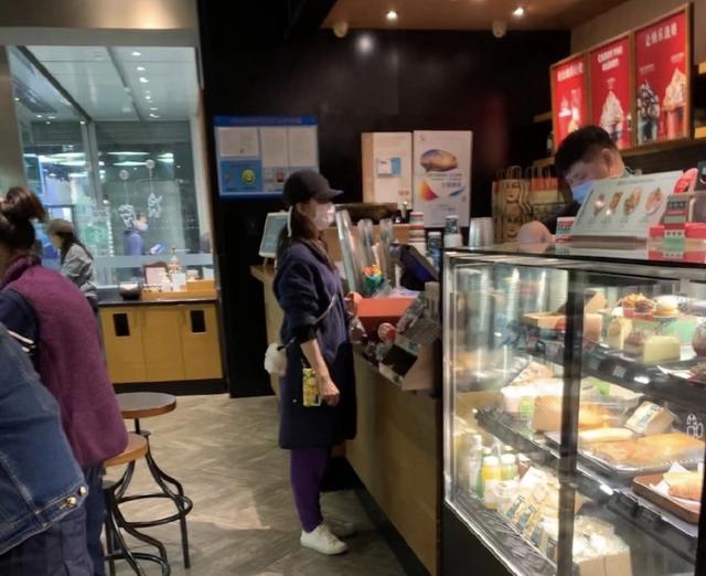 吴奇隆|吴奇隆一家三口被偶遇，刘诗诗穿扮低调，爸爸抱1岁半步步显吃力