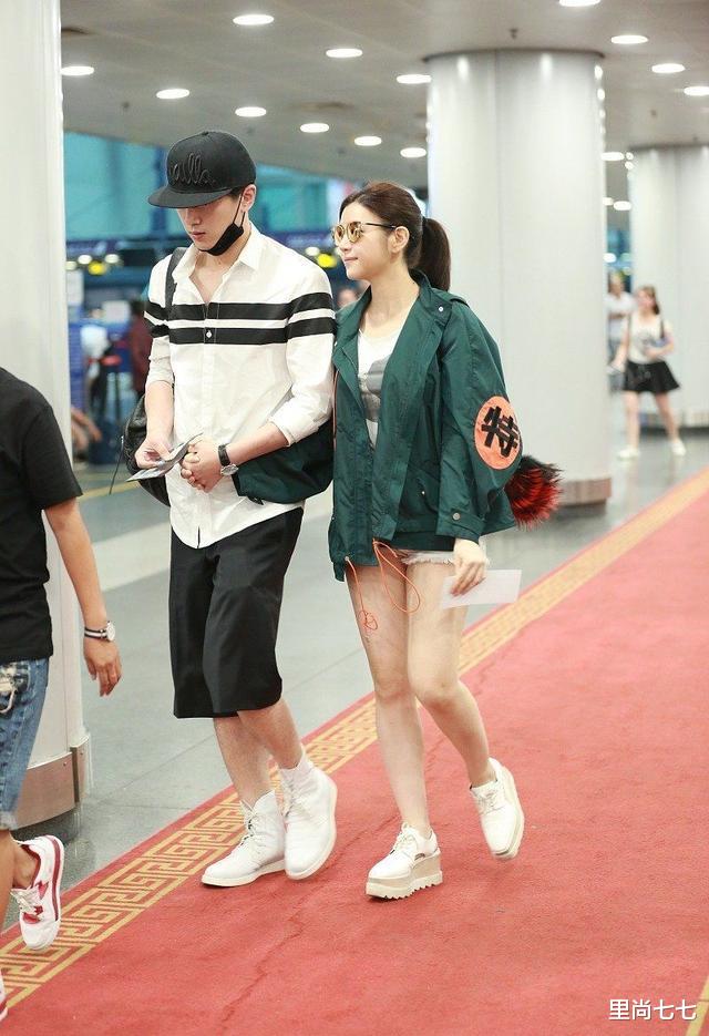 陈晓|陈晓夫妇牵手现身，陈晓穿白衬衫变回清爽少年，陈妍希甜笑心情好
