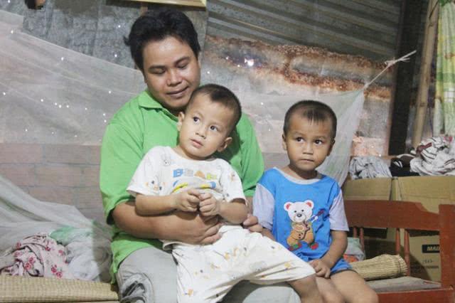 :夫妻带2娃住在墓地旁,大儿子5岁仍不会说话整天在墓地里玩耍