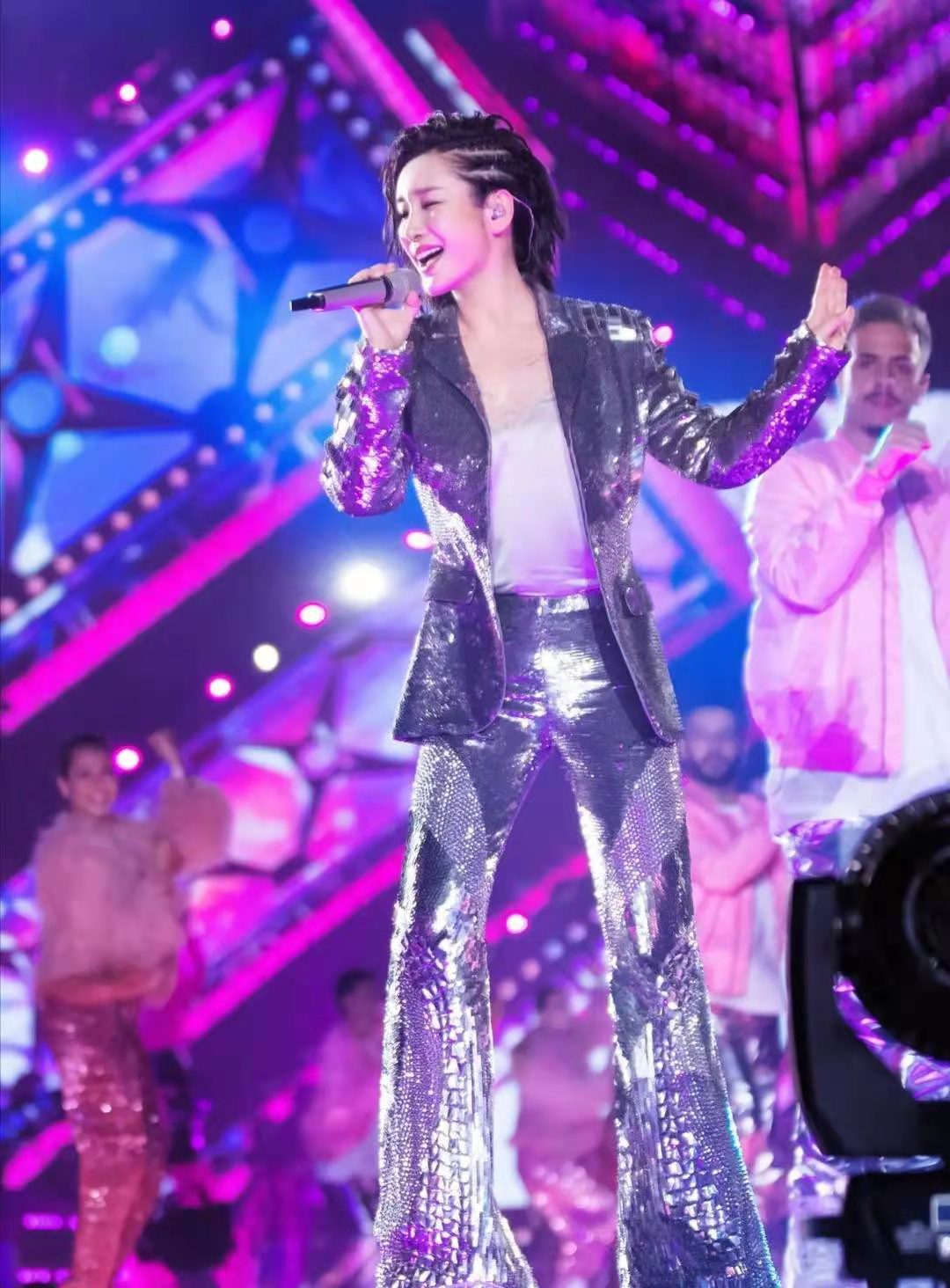 西装|58岁的关之琳又美回来了 穿亮片西装美炸 标志性短发成亮点