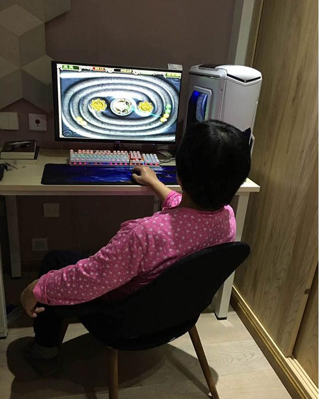 |带你看看周冬雨的家，生活有点太邋遢了，鞋子直接放在客厅地上