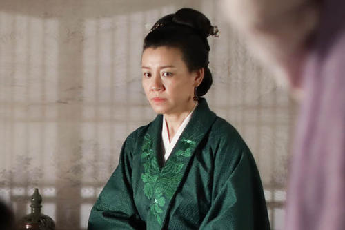 「卷发」刘琳剪短发判若两人,卷发红唇很港风,没想《知否》王大娘子这么美