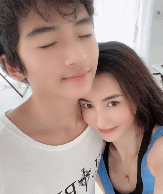 张柏芝|张柏芝晒儿子夫妻庆生，看到第二天谢霆锋发的朋友圈，网友：心疼