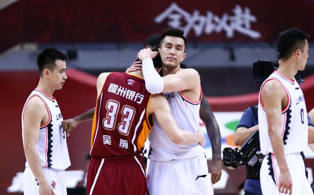 张子枫|郭艾伦搂着吴前的脖子：48分的后浪值得敬畏！今晚22点CBA4强出炉