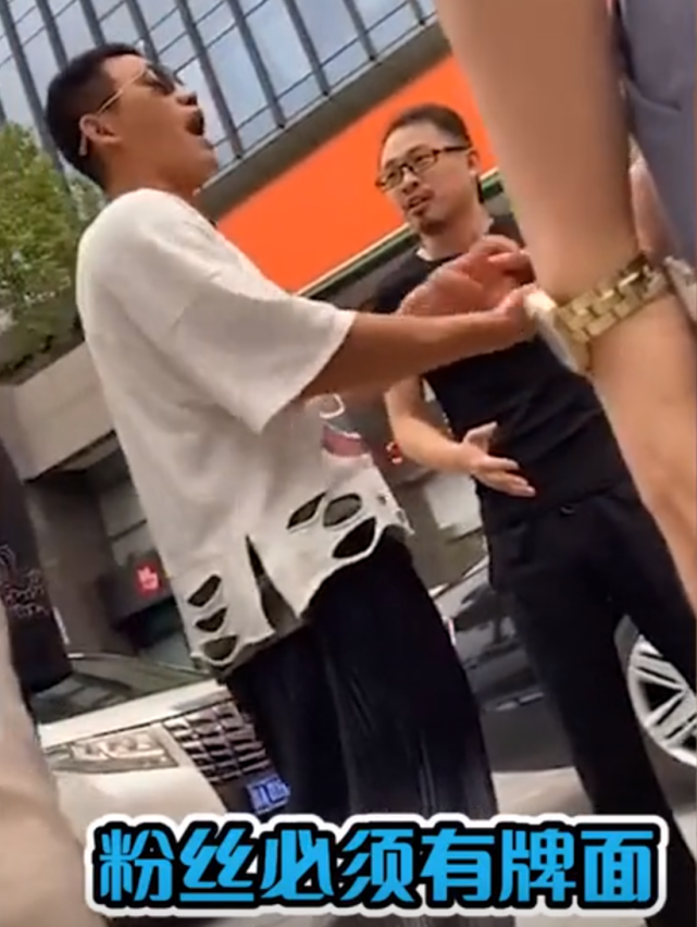 谢孟伟|嘎子哥被男网红拍桌大骂：没戏拍不挣钱，想靠直播捞钱，装清高！