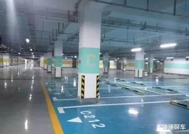 『保时捷』15万车位被保时捷霸占,女车主:有种就停我车上面!业主:满足你