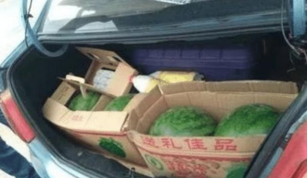 ▲汽车装4个西瓜被拦，车主反问：难不成让我背回去？