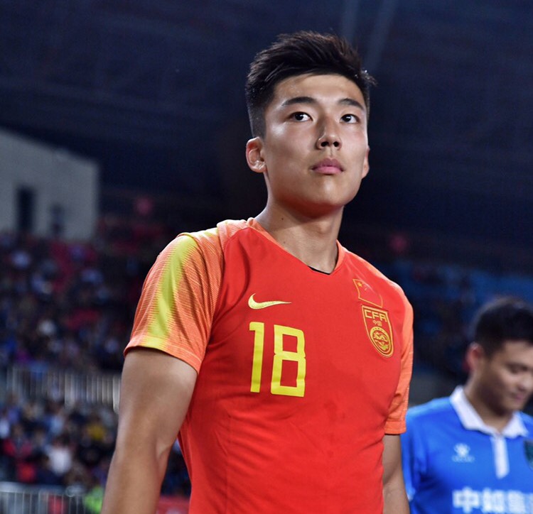 中超|引援还没结束?留洋英超锋线加入大连人球迷群,未来或重回大连