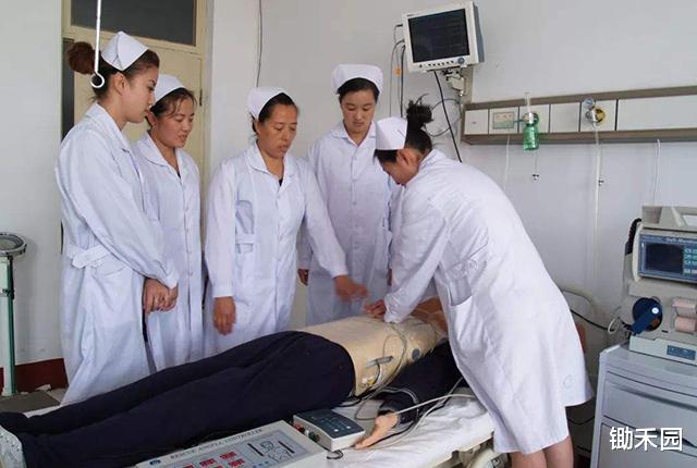 「医学生」农村户籍高考生选这个专业，6822个名额免费上大学，毕业包工作