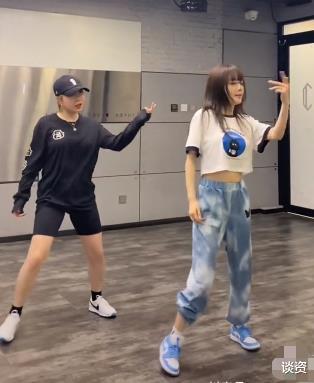 pg one|李小璐发布新歌mv，舞姿妖娆身材火辣，与pg one太有默契