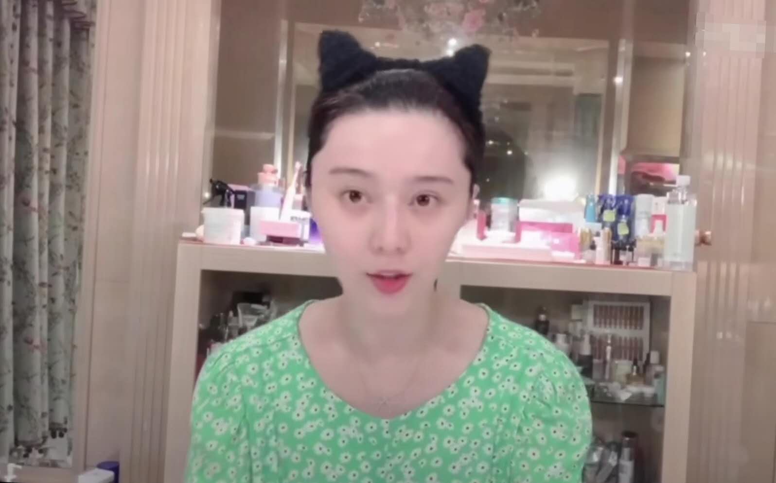 钱枫|范冰冰素颜罕曝光，对镜头捏鼻头刮黑头，毫无偶像包袱力证纯天然