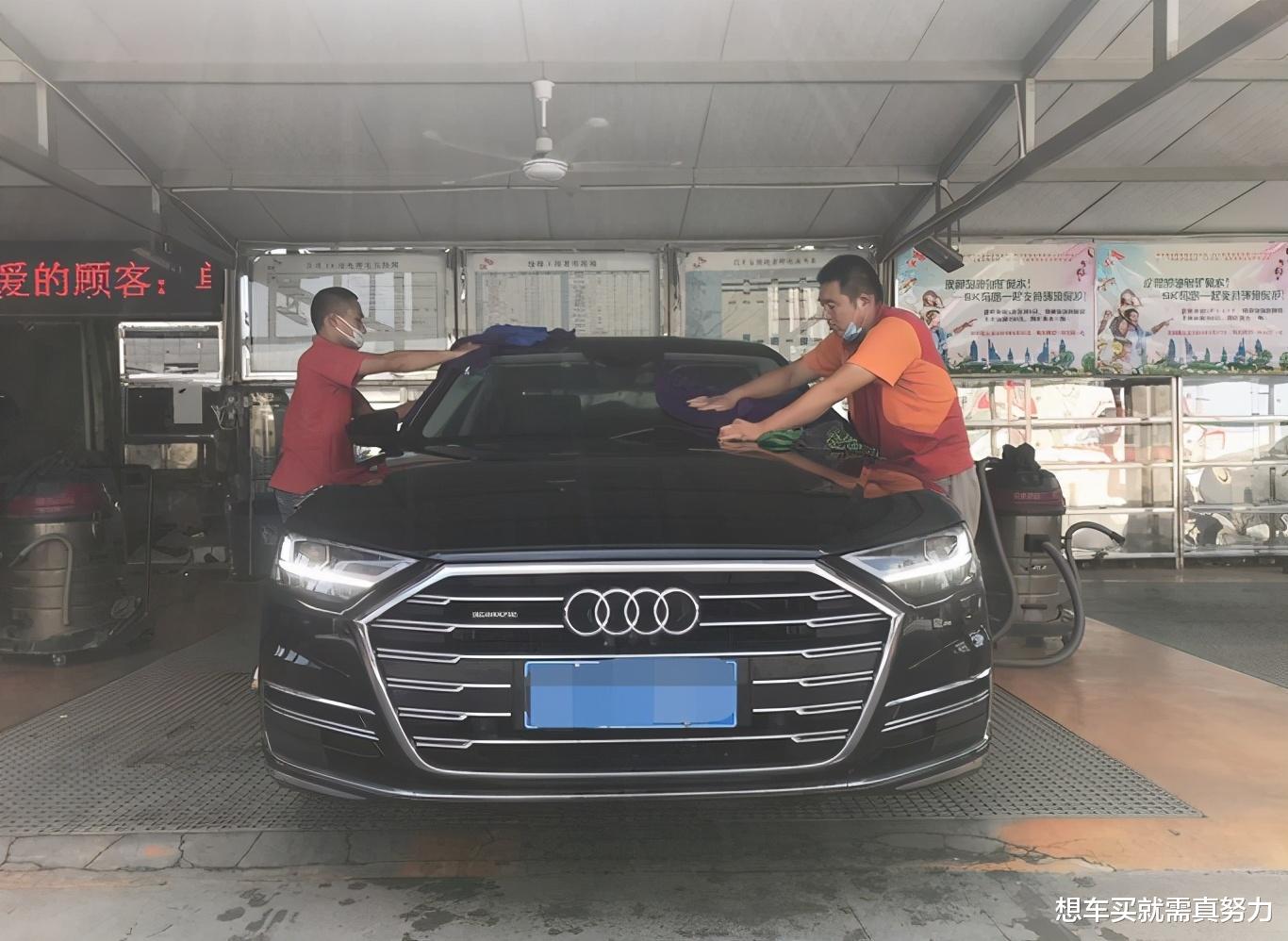 洗车|奥迪A8L被亲戚借走，还车时硬塞500元，洗车时车主才知原委
