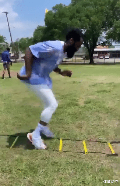 詹姆斯·哈登▲减肥提速！哈登再次露面更瘦了，小腿瘦成麦迪，球迷：大肚腩都没了