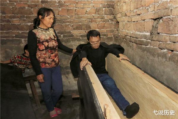 弋说历史|湖南农村小伙自感时日不多，在父亲墓前大哭：我们马上要相见