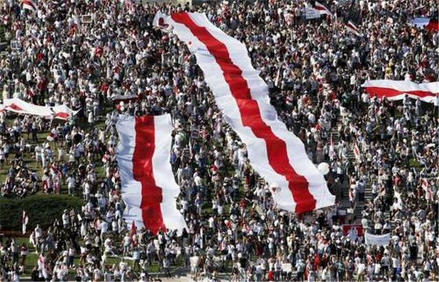 局勢再次升級，15萬抗議者沖進總統府，總統手持AK47亮相-圖3