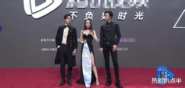杨超越|红毯上同穿黑裙热巴气质碾压，杨超越长裙像垃圾袋，鞠婧祎输得惨