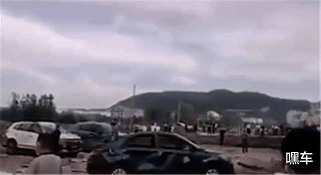 保时捷▲温岭油罐车爆炸现场，20多台车烧毁，最贵保时捷，每台车只剩空壳