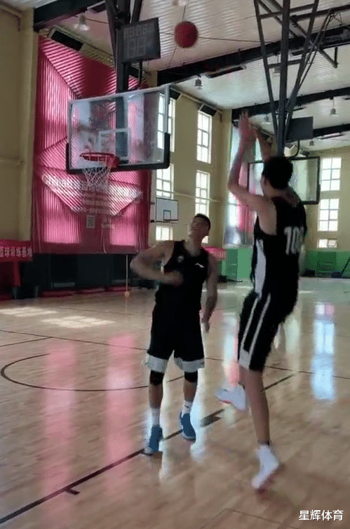 #广东男篮#宏远16岁天才内线进步神速 轻而易举打爆阿联替补 朱总眼光真毒辣