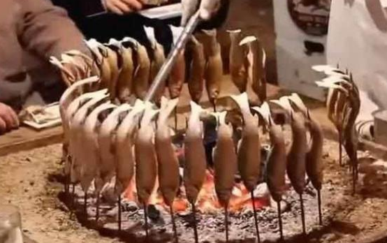 |大姐一年四季卖“它”，4元一条，路人嫌脏，顾客：不吃别碍事！