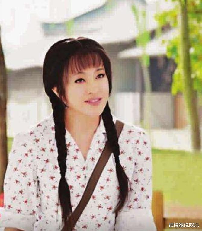 刘晓庆|刘晓庆拍戏摔破相，大方晒出“天然脸”，难怪65岁还能演少女