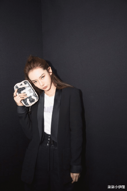 戚薇■气质美女戚薇，知性优雅，美丽大方，气质出众的她有一种冷艳的美丽！