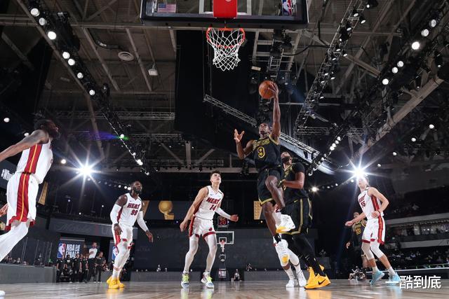 勒布朗·詹姆斯|名记：莱昂纳德去年会面时曾要求湖人用詹姆斯换年轻球员和选秀权