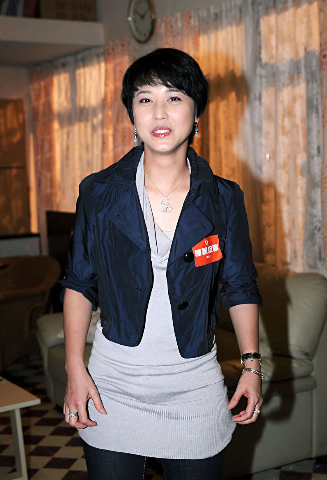 眼线|周海媚短发看着好嫩，近镜头下也没有皱纹，气质还是年轻小女孩样