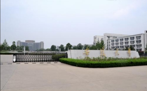 高校|看一看下面这六所高校收费标准，看完后你会得出什么结论