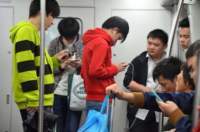 「微信」微信“新规定”确认，两大功能不再免费，网友：逼我放弃？