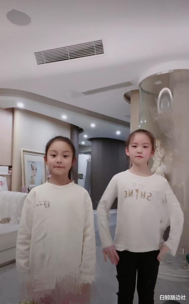 李小璐|一家三口聚会？李小璐母女周末滑雪，反光镜暴露司机被指是贾乃亮