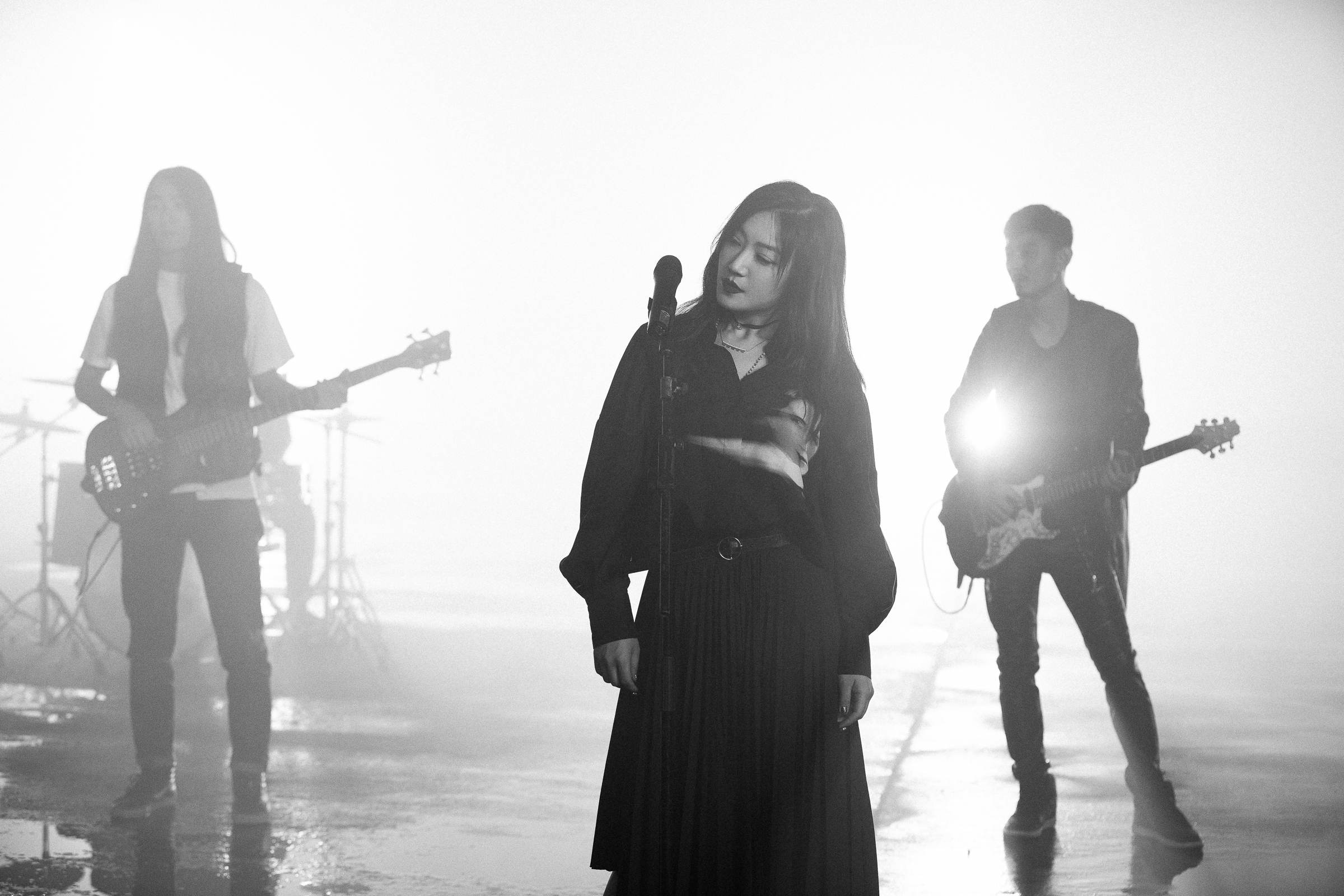 刘郡格@刘郡格全新单曲《打磨》即将上线 暗黑系视觉大片曝光