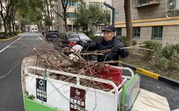 青海生活频道 居委会推“一杯热水”行动，为户外工作者供热水，温暖的却是人心