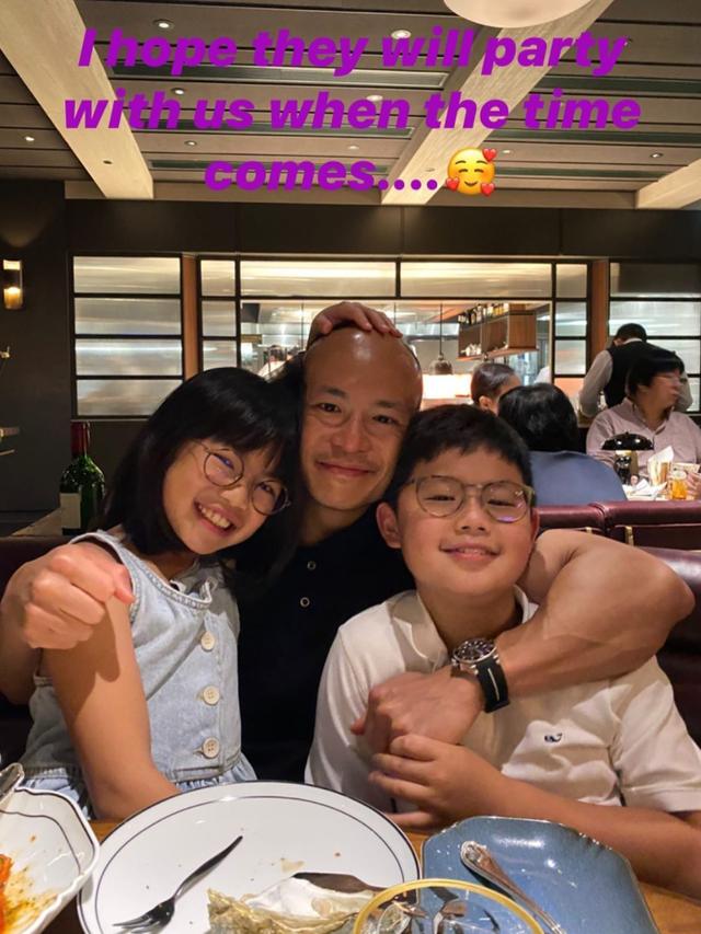 许晋亨|李嘉欣侄媳晒家庭温馨照, 许晋亨家族基因太强大, 儿子侄孙如同饼印