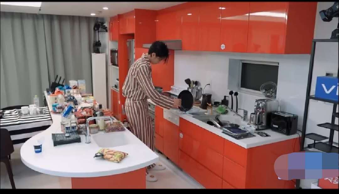 迪丽热巴▲吴亦凡假期发福，变成怪叔叔让人差点认不出，这下配得上秦牛正威了吧