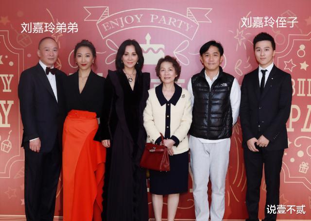 刘嘉玲|刘嘉玲和侄子同框似母子,侄子颜值超高,或将继承她的8亿身家