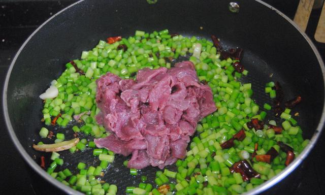 【牛肉】家里再穷也要坚持给孩子吃此菜，强健筋骨，增强免疫力