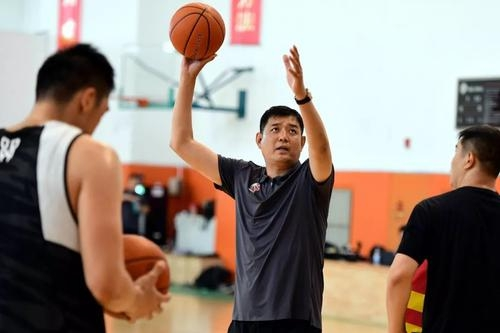 【巩晓彬】如果巅峰时期的巩晓彬和丁彦雨航进行1V1,谁更有机会赢呢?