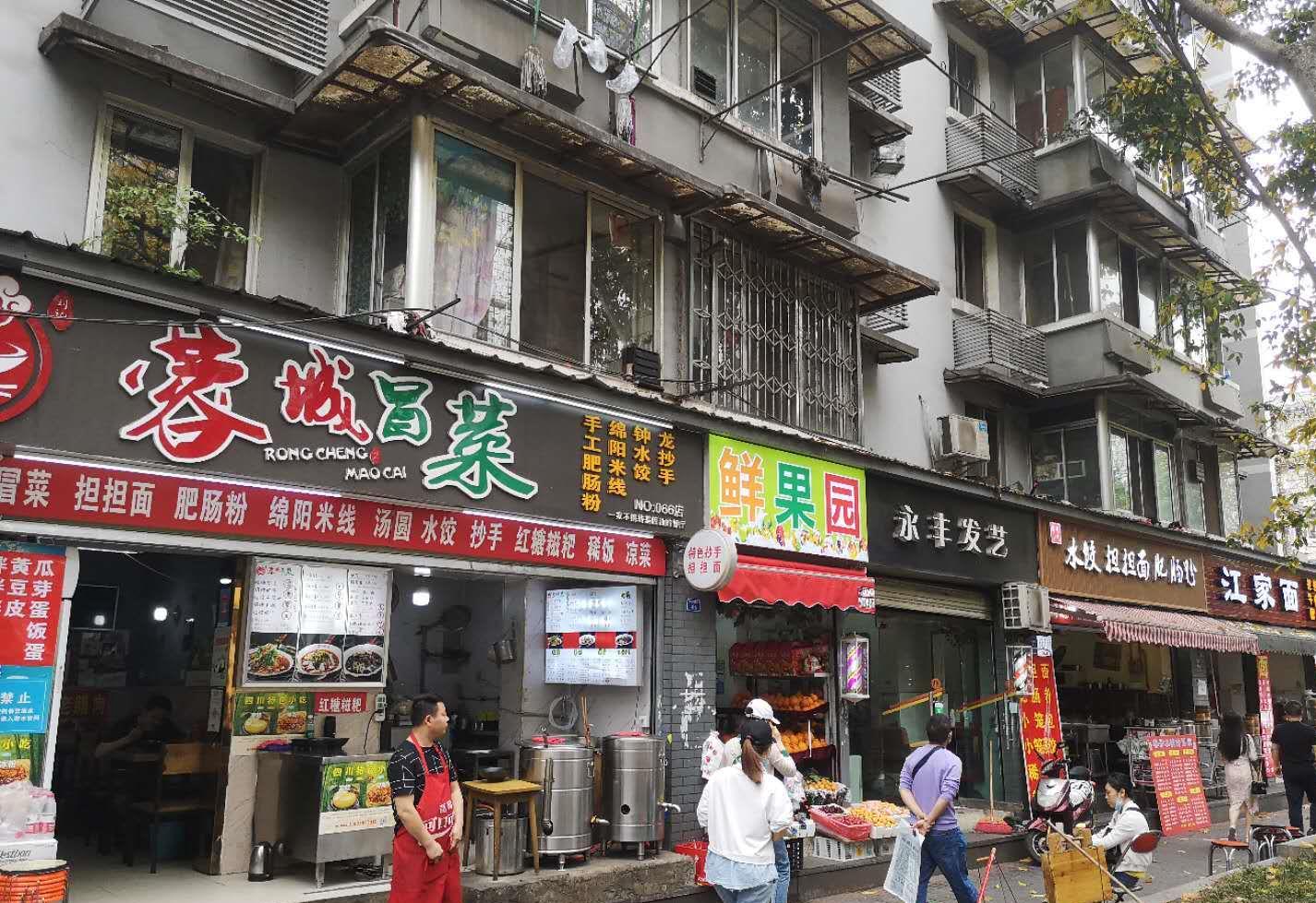 「成都」成都再掀摆地摊潮流，占道经营成风景，老成都的烟火气又回来了？