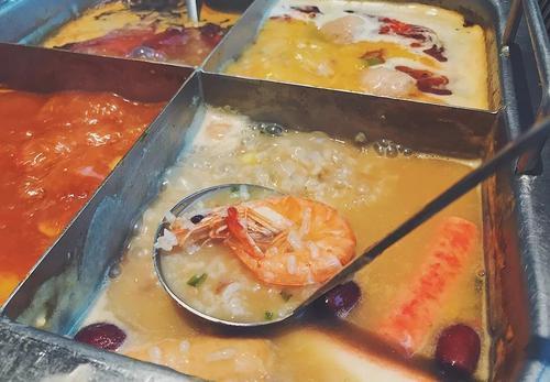 【豆腐】海底捞再现“奇葩吃法”，服务员都烦，网友：自己叫外卖在家玩吧