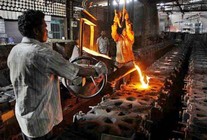 |邻国经济发展受阻，钢铁、铁矿石降价出口，这个便宜我们该占吗？