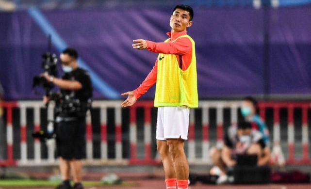 广州恒大|怒了！恒大遭弱旅连灌2球，郑智这举动让人心疼：比卡帅更像主帅