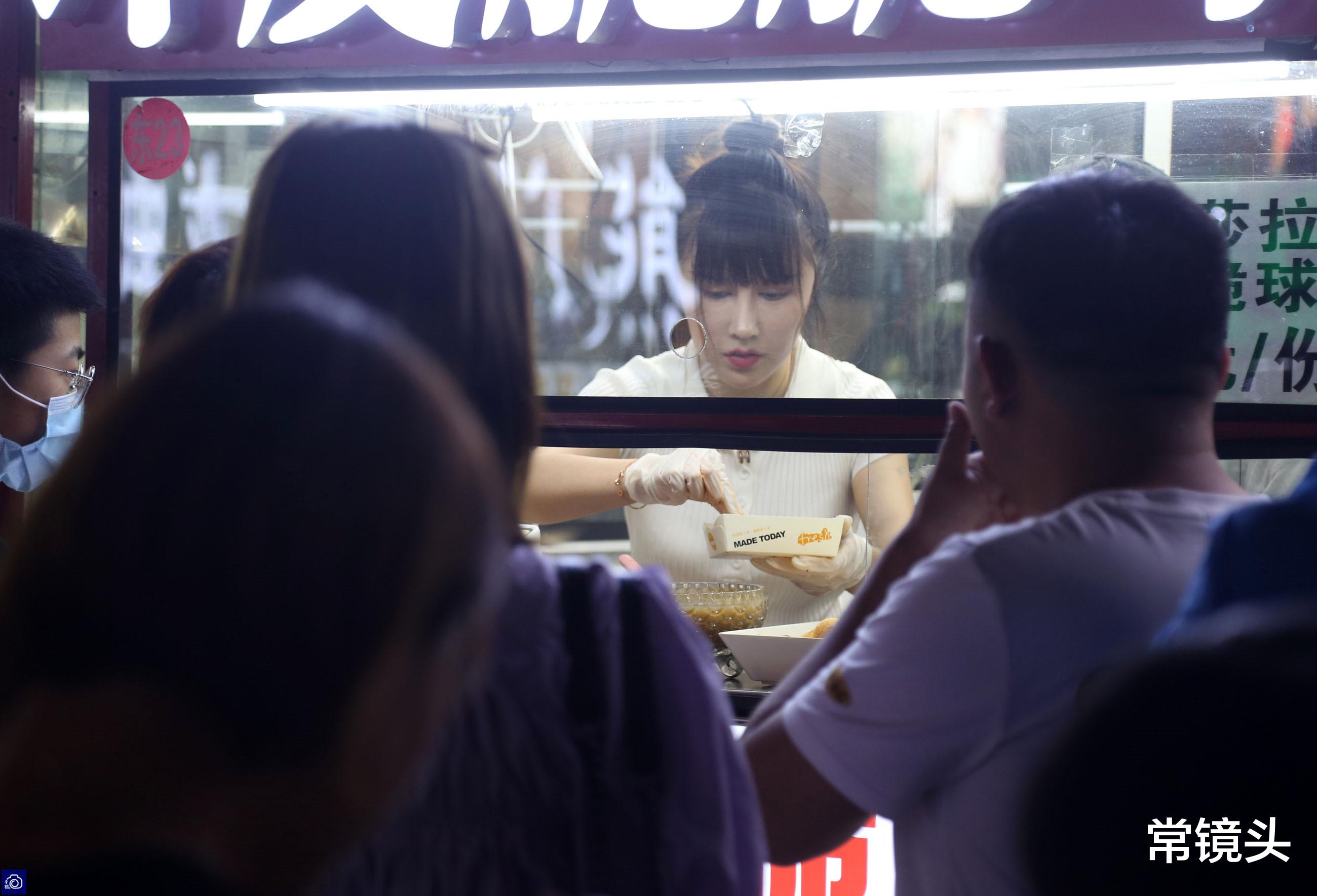 ##月收入从4万降到1万，美女老总兼职摆地摊，因顾客太多3天累瘦6斤