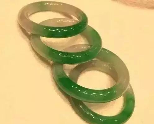 橄榄核雕|爆裂的翡翠毛料,切的好坐宾利,不会切骑小电动!